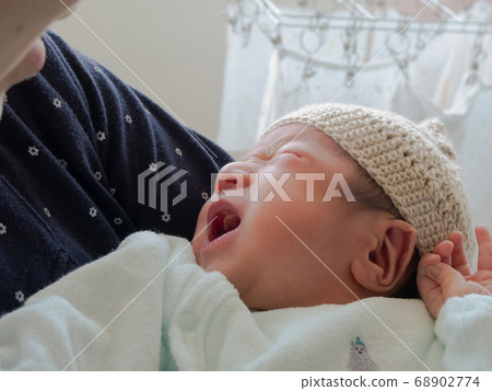 哭13天大的新生嬰兒 68902774