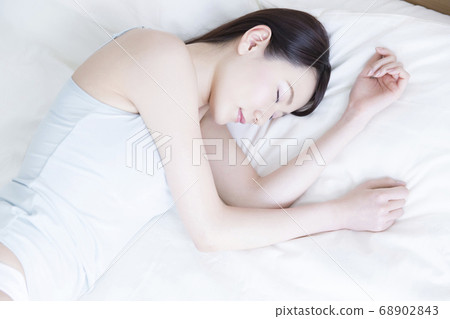 睡在床上的女人 睡在床上的女人 68902843