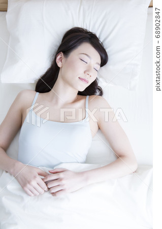 睡在床上的女人 68902847