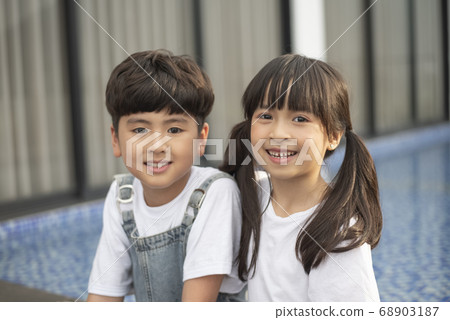 Child kids portrait 68903187