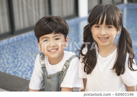 Child kids portrait 68903196