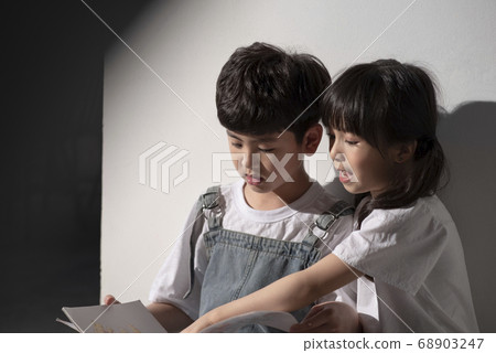 Kids portrait 68903247