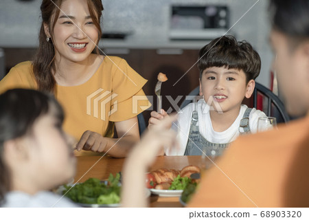 Family meal 68903320