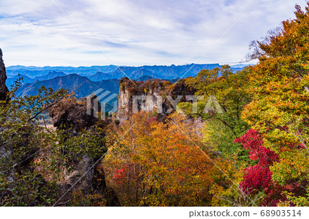 (Gunma) Mt. Myogi in autumn, near the rating of cannon rocks and tengu (Gunma) Mt. Myogi in autumn, near the rating of cannon rocks and tengu 68903514