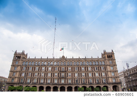 墨西哥，建築物和國旗在墨西哥城索卡洛 68903601