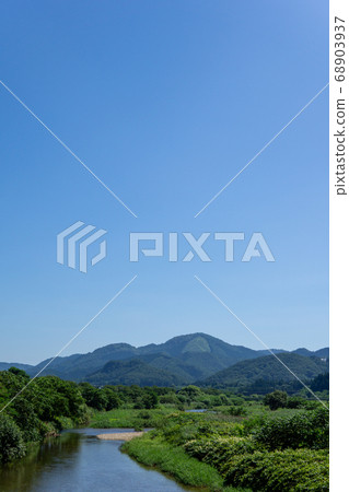 從橋上看夏天的鳳凰山 從橋上看夏天的鳳凰山 68903937