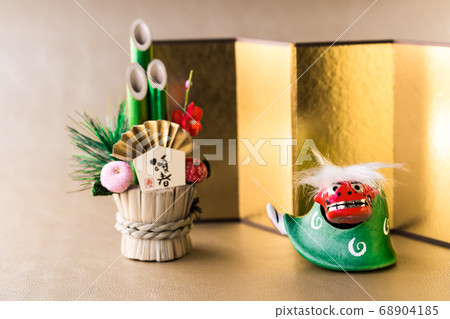 Lion dance, Kadomatsu, and gold screen 68904185