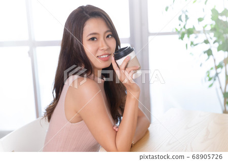 一個女人喝咖啡 一個女人喝咖啡 68905726