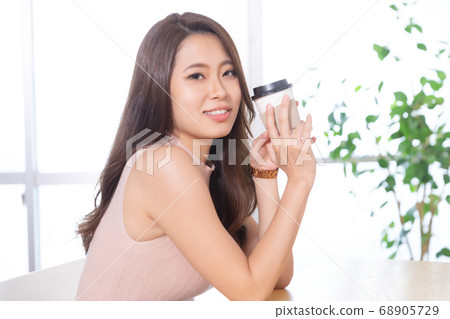 一個女人喝咖啡 一個女人喝咖啡 68905729