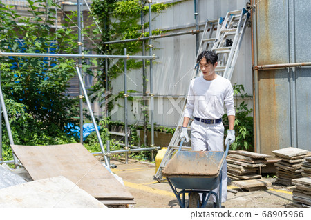 在建築工地工作的年輕男工 68905966