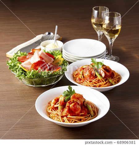 Tomato sauce pasta with scallop and squid seafood 68906381