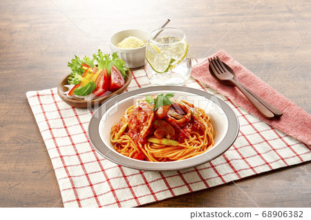 扇貝和魷魚海鮮番茄醬意麵 扇貝和魷魚海鮮番茄醬意麵 68906382