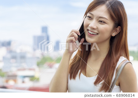Business woman making a phone call Business woman making a phone call 68906814