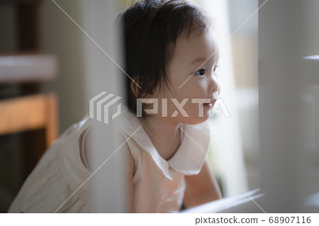 寶貝在房間裡玩 68907116