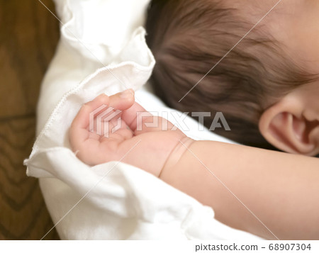Right hand of a 1 month old newborn baby sleeping fast 68907304