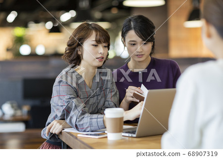 有一次會議的女商人 68907319
