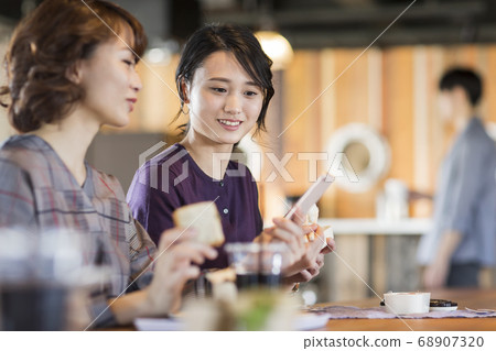 吃午飯時看智能手機的女商人 68907320