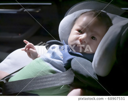 1 month old baby riding a child seat 68907531