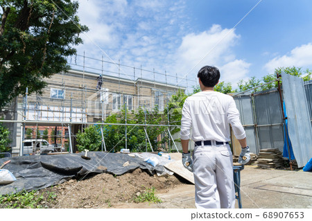 在建築工地工作的年輕男工 68907653