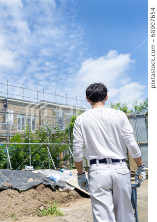 在建築工地工作的年輕男工 68907654