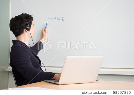 在網絡會議上向白板寫信的人 在網絡會議上向白板寫信的人 68907850