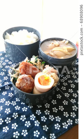 手工便當配白米飯,味mis湯和配菜 手工便當配白米飯,味mis湯和配菜 68908096