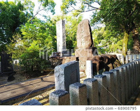 A memorial to the Russo-Japanese War and green trees enshrined in the shrine grounds 68908795