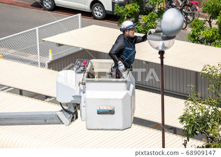 LED outdoor light replacement work using a mobile crane 68909147