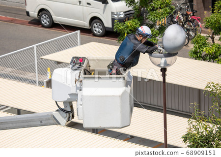 LED outdoor light replacement work using a mobile crane 68909151