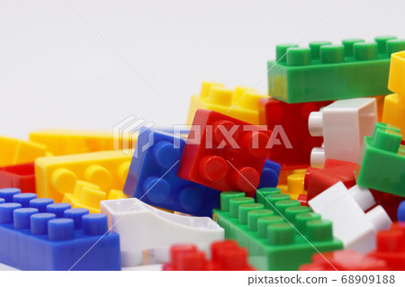 在白色背景上的各種顏色的樂高積木 在白色背景上的各種顏色的樂高積木 68909188