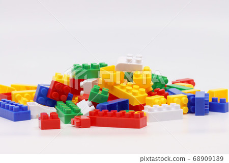 在白色背景上的各種顏色的樂高積木 68909189