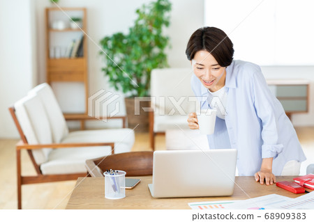 遠程辦公女性中生活生活方式休閒 68909383