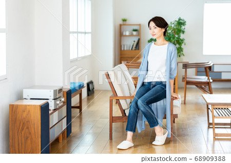 Female Living Lifestyle Middle Female Living Lifestyle Middle 68909388