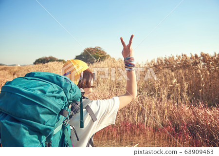 韓國年輕女子背包旅行。 韓國年輕女子背包旅行。 68909463