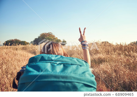 韓國年輕女子背包旅行。 韓國年輕女子背包旅行。 68909465