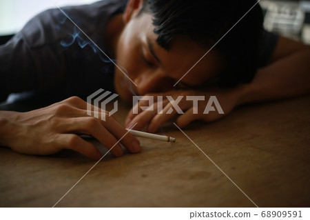 睡覺的香煙的形象 睡覺的香煙的形象 68909591