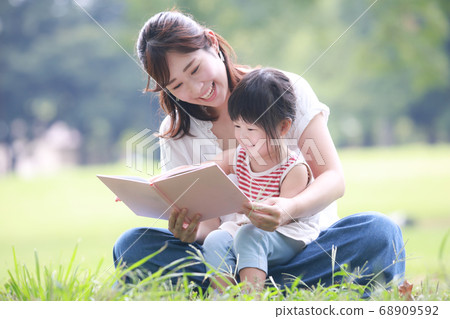 家長和孩子一起看書 家長和孩子一起看書 68909592