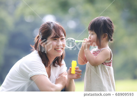 父母和孩子玩肥皂泡 父母和孩子玩肥皂泡 68909593