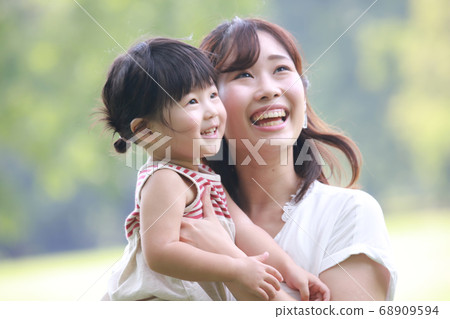 笑臉父母和孩子 68909594