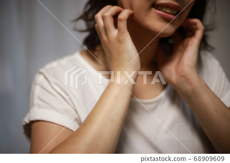 一個女人撓她的脖子 68909609