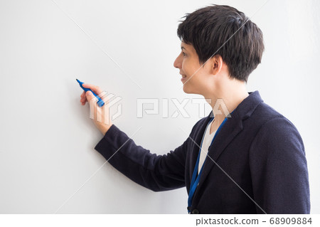 一個人寫信往白板 68909884