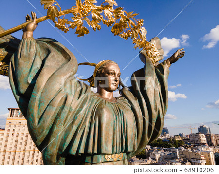Monument on Independence Square in Kyiv, Ukraine 68910206
