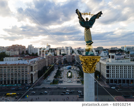 Monument on Independence Square in Kyiv, Ukraine 68910254