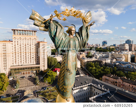 Monument on Independence Square in Kyiv, Ukraine 68910265