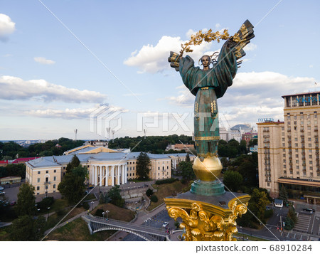 Monument on Independence Square in Kyiv, Ukraine 68910284