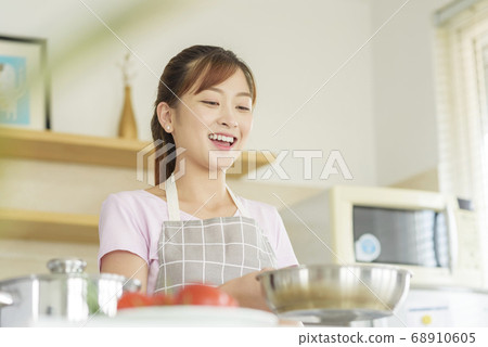 Women sticking to cooking 68910605