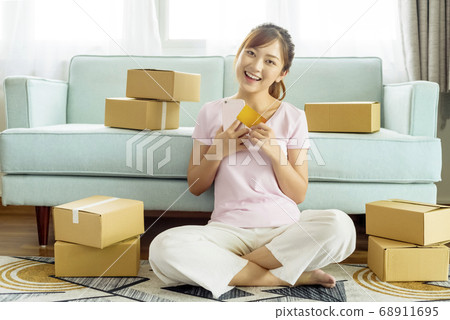 woman, shopping online 68911695