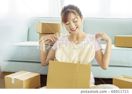 woman, shopping online 68911721