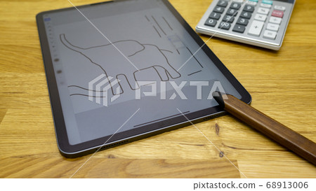 Drawing on a tablet. 68913006