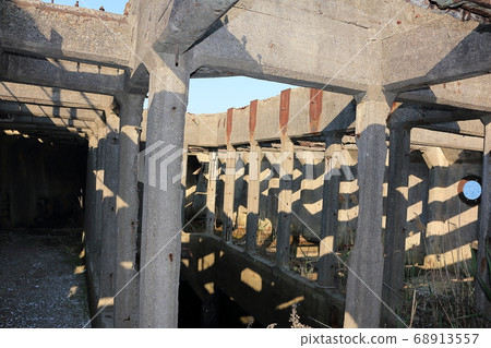 Concrete ship 68913557